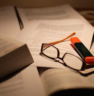 在微弱燈光下看書真的會(huì)傷眼睛嗎？