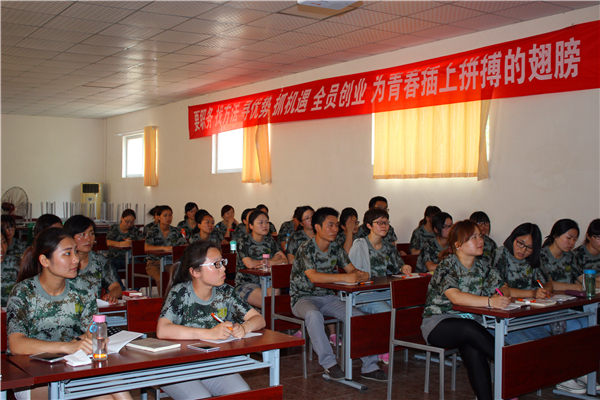 易視界伙伴們在認(rèn)真聽講