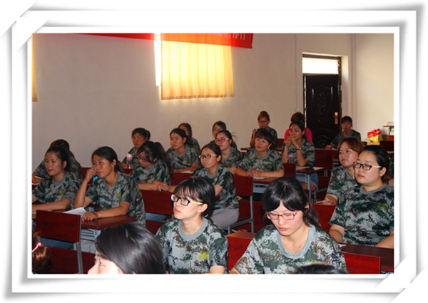 現(xiàn)場伙伴們在認(rèn)真聽講