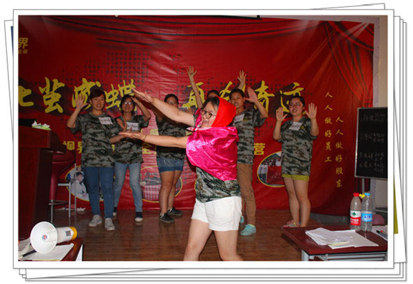 易視界伙伴們臺上表演中