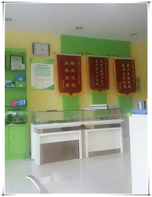 易視界加盟店效果奇特獲得家長(zhǎng)贈(zèng)送錦旗表示感謝