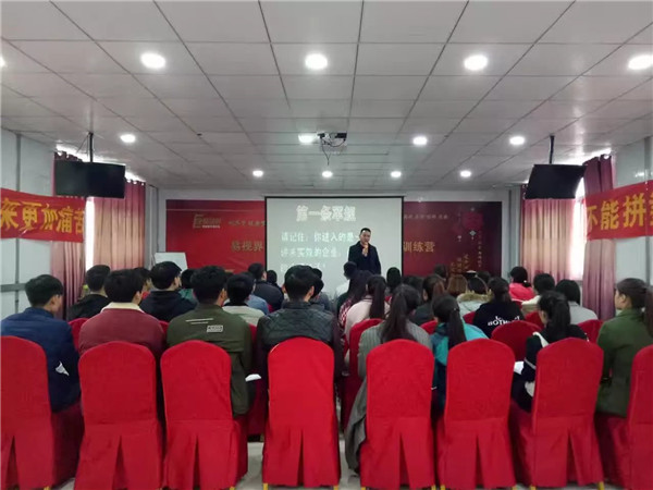 易視界黃埔六期伙伴在認(rèn)真聽(tīng)課中