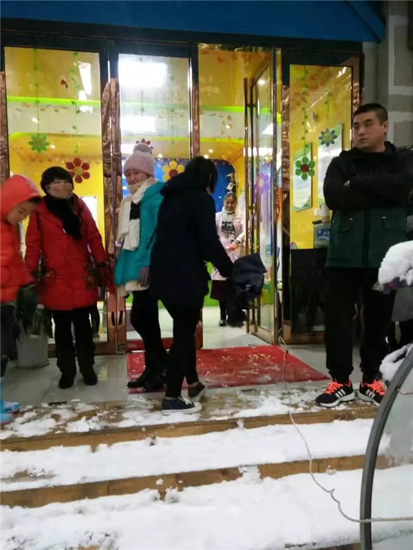 前往易視界店矯正的家長(zhǎng)和孩子們