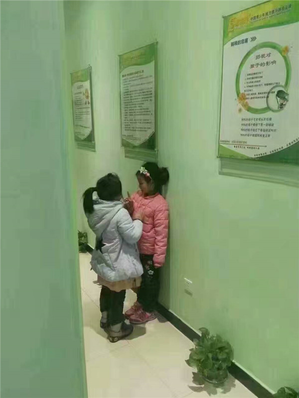 易視界小客戶陳晉和王子牛在做眼操