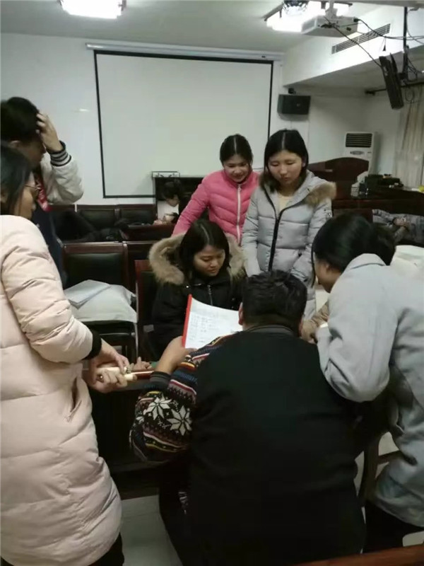 易視界新人在通宵達旦的學習專業(yè)知識