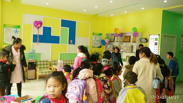 易視界界牌店內(nèi)排起了長長的隊