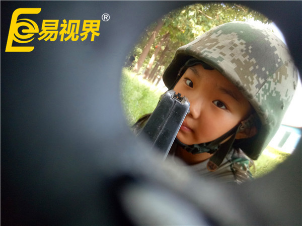 認真練槍中的小朋友