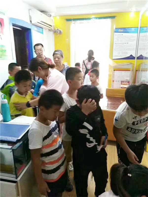 家長帶著孩子進(jìn)店檢查視力，十分熱鬧