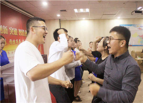 相互打氣加油，這就易視界團隊精神