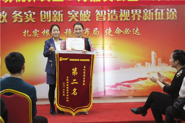 優(yōu)秀宿舍獲得者上臺領獎