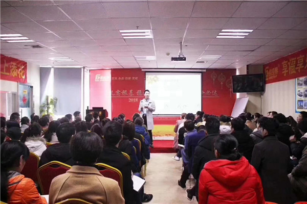 老師在講臺(tái)上講課