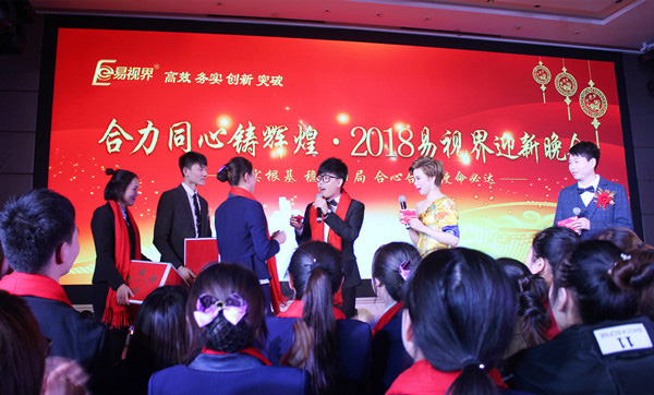 嘉文老師現(xiàn)場(chǎng)抽獎(jiǎng)并為幸運(yùn)觀(guān)眾頒獎(jiǎng)