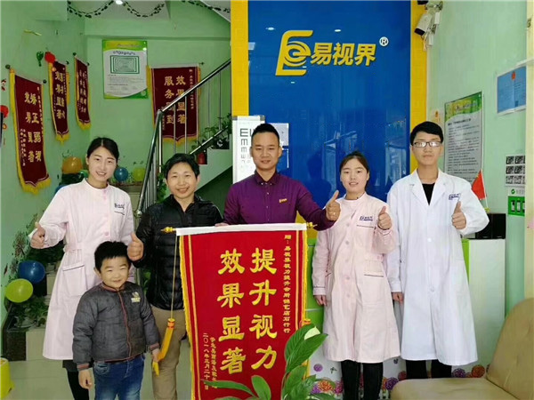 提升視力效果好 家長送來錦旗表感謝
