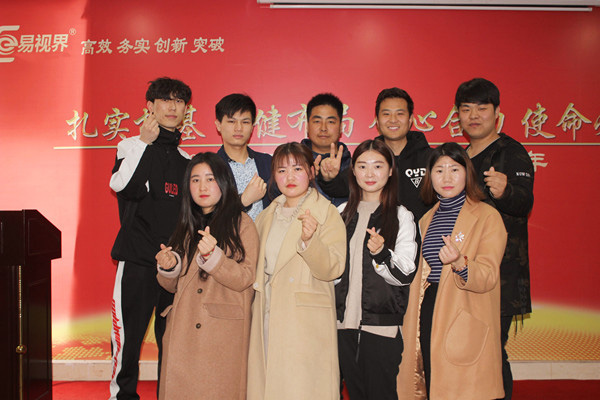 溫馨的團(tuán)隊(duì)合影