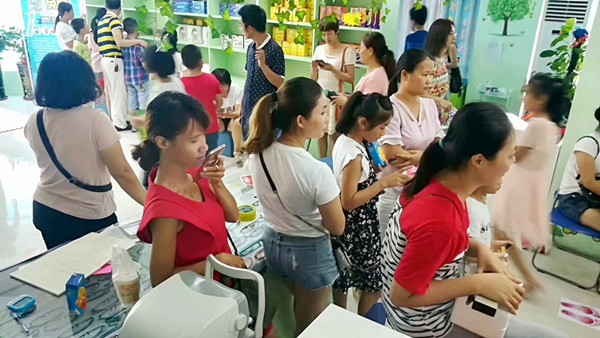 很多家長紛紛來易視界店面參加活動