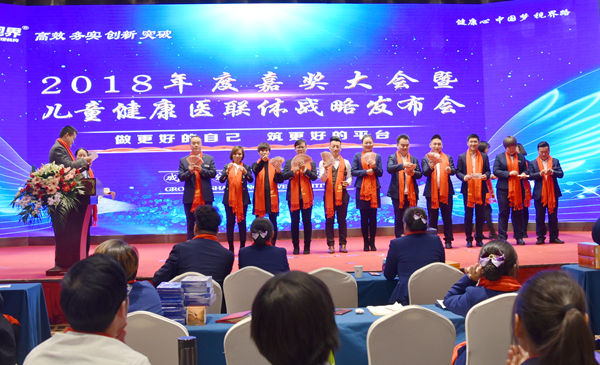 易視界表現(xiàn)優(yōu)秀的伙伴上臺領(lǐng)取現(xiàn)金獎勵