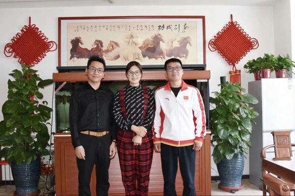 北京雙奧集團(tuán)尤小龍總裁、中國(guó)著名戲歌雙棲明星、66國(guó)選美國(guó)際皇后王光姣與易視界陶總合影