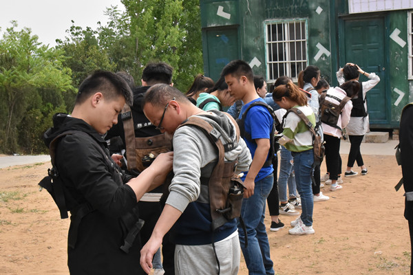 穿戴好裝備，準(zhǔn)備開(kāi)戰(zhàn)