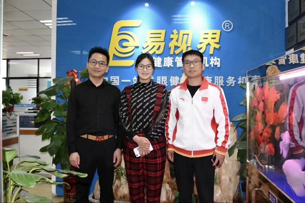 北京雙奧集團(tuán)尤小龍總裁、中國(guó)著名戲歌雙棲明星、66國(guó)選美國(guó)際皇后王光姣與易視界陶總合影