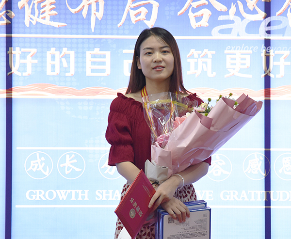 7月表現(xiàn)優(yōu)秀的小伙伴上臺領獎