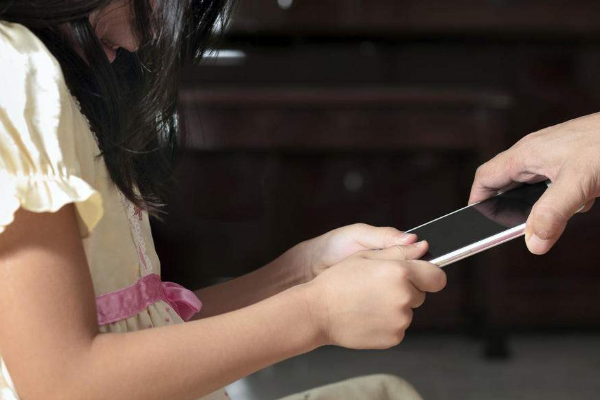 孩子要玩手機，爸媽應該怎么辦