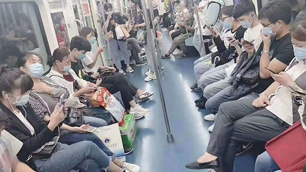 長(zhǎng)時(shí)間玩手機(jī)可能引起斜視