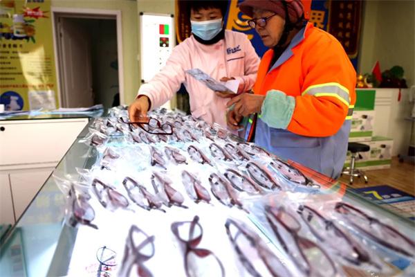 愛(ài)心聚焦！易視界300多副老花鏡暖了環(huán)衛(wèi)工人的心！