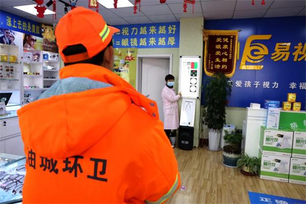 愛(ài)心聚焦！易視界300多副老花鏡暖了環(huán)衛(wèi)工人的心！