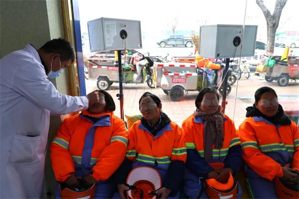 愛(ài)心聚焦！易視界300多副老花鏡暖了環(huán)衛(wèi)工人的心！