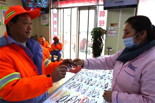 愛(ài)心聚焦！易視界300多副老花鏡暖了環(huán)衛(wèi)工人的心！