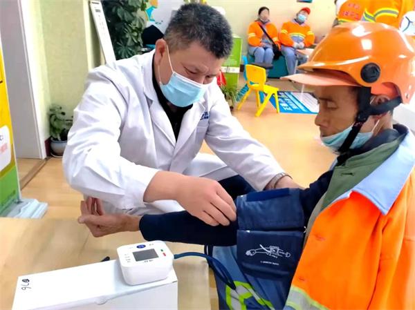 愛(ài)心聚焦！易視界300多副老花鏡暖了環(huán)衛(wèi)工人的心！