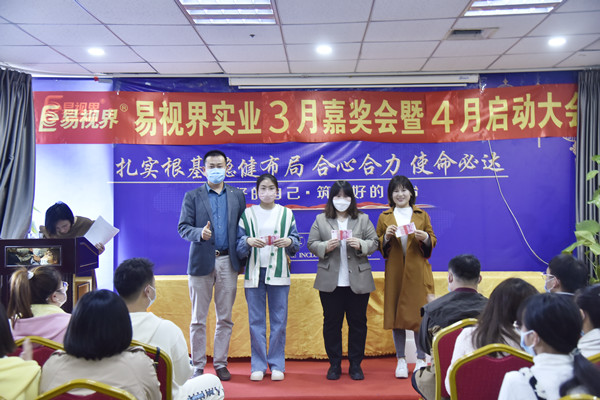 小伙伴們上臺領(lǐng)獎(jiǎng)了