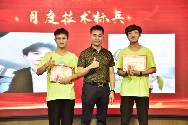 易視界2023年月度技術標兵獲得者上臺領獎