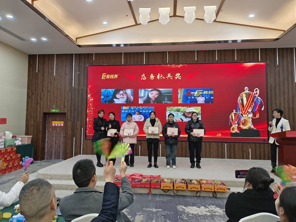 易視界12月店務(wù)標兵獲得者上臺領(lǐng)獎