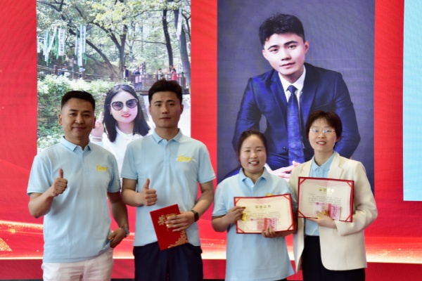 易視界2024年4月優(yōu)秀店長獎獲得者上臺領(lǐng)獎