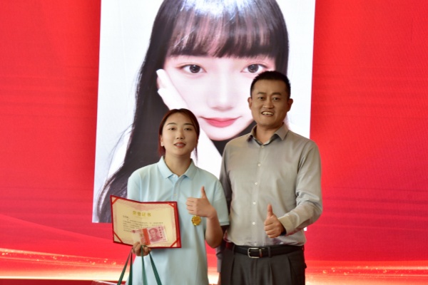 易視界2024年4月個人業(yè)績獎獲得者上臺領(lǐng)獎