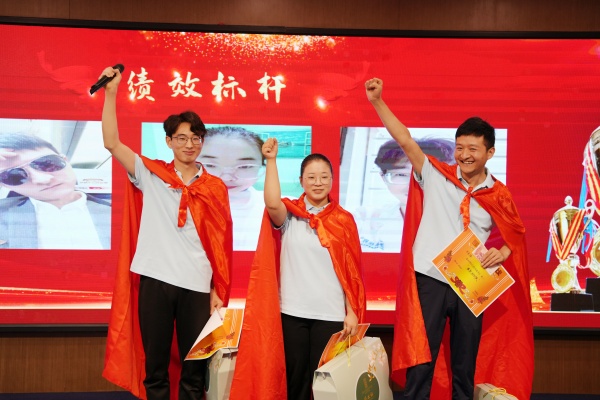 易視界2024年7月績效獎獲得者上臺領(lǐng)獎