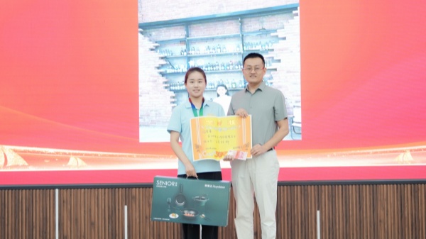 易視界2024年8月優(yōu)秀銷售獲得者上臺領獎