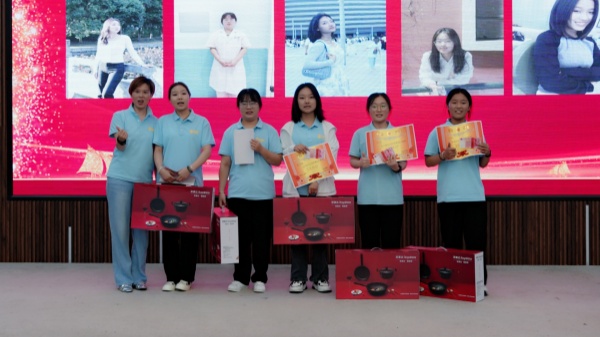 易視界2024年8月優(yōu)秀店務獎獲得者上臺領獎