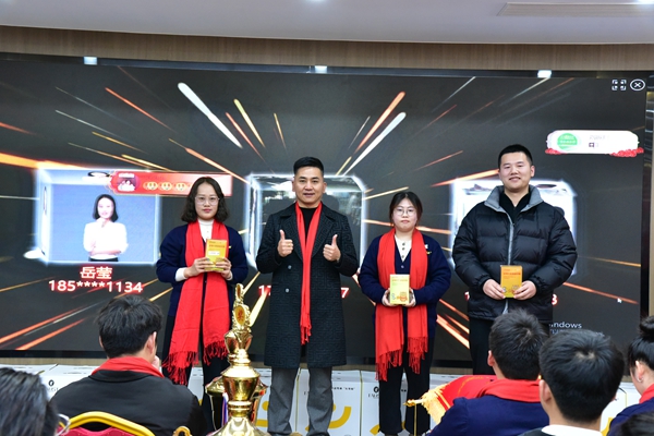 易視界現(xiàn)場抽獎抽到三等獎獎項的幸運伙伴上臺領(lǐng)獎
