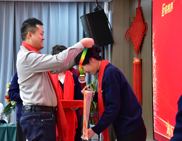 易視界月度績業(yè)績獎獲得者上臺領(lǐng)獎