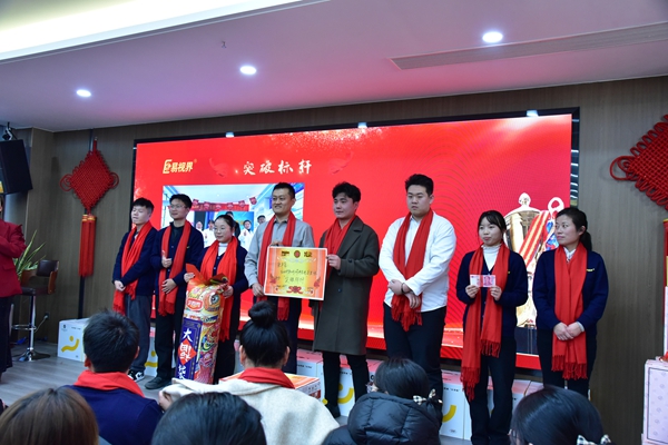 易視界月度突破獎獲得者上臺領(lǐng)獎