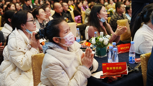 易視界17載感恩如光同行共同守護清晰視界