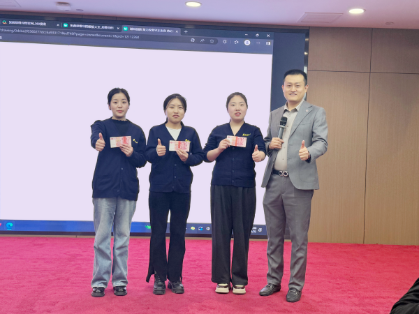 易視界伙伴上臺領(lǐng)取屬于自己的獎勵