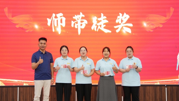 易視界2025年7月師帶徒獎(jiǎng)獲得者上臺(tái)領(lǐng)獎(jiǎng)