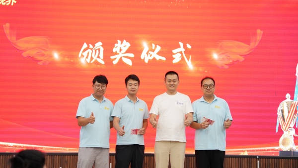 易視界2025年7月表現(xiàn)優(yōu)秀的伙伴上臺(tái)領(lǐng)獎(jiǎng)