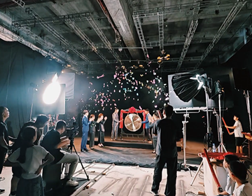 易視界拍攝現(xiàn)場，每一幀驚艷背后，都是汗水澆灌的堅持